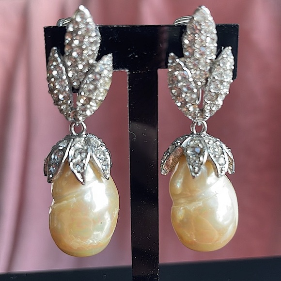 Vintage CINER Rhinestone and Pearl Clip On Earrings!  Gorgeous.  Wedding Worthy! - Picture 8 of 17